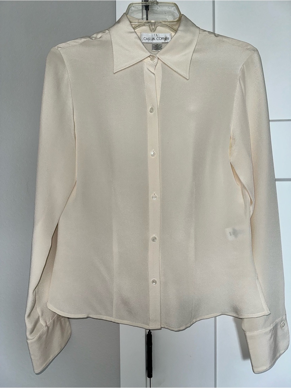 Casual Corner Cream Button-Up Long-Sleeve Blouse 100% silk chiffon size 6